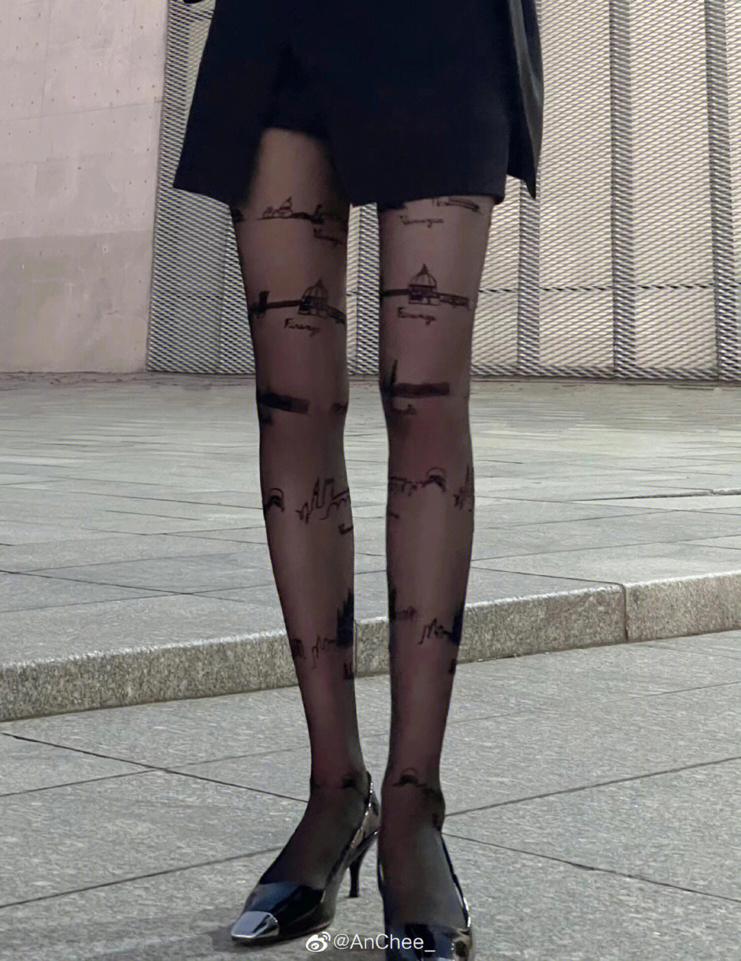 楊冪白色西裝配絲襪秀“漫畫腿”，時髦造型吸睛全場