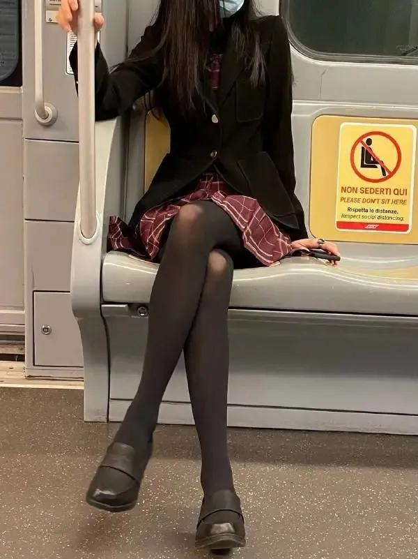 716條內褲、44件內衣、5雙絲襪——這個