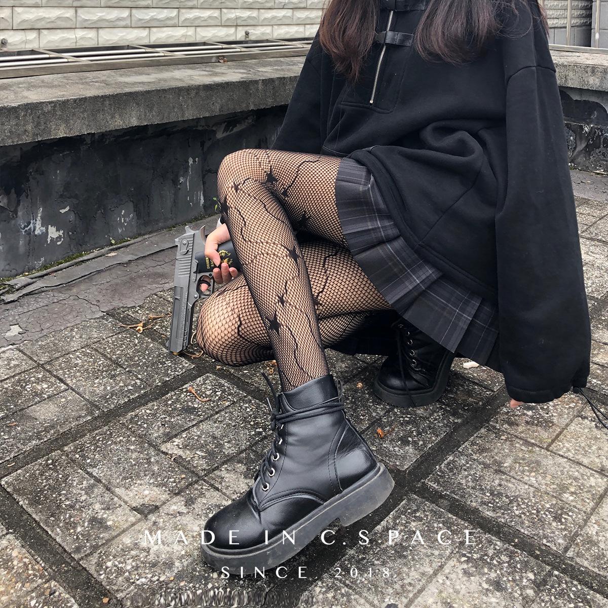 潮流與個性的交織 解讀新款鏤空燙鉆字母漁網(wǎng)襪的時尚魅力