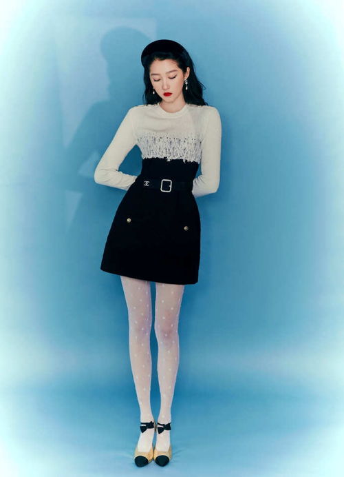 黑白之間，紅唇撩人 關曉彤裙裝造型展現絲襪時尚魅力