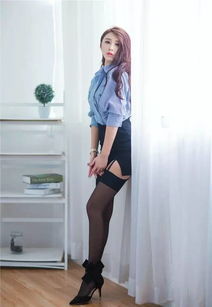 光影間的優雅 黑色絲襪與修長美腿的藝術寫真